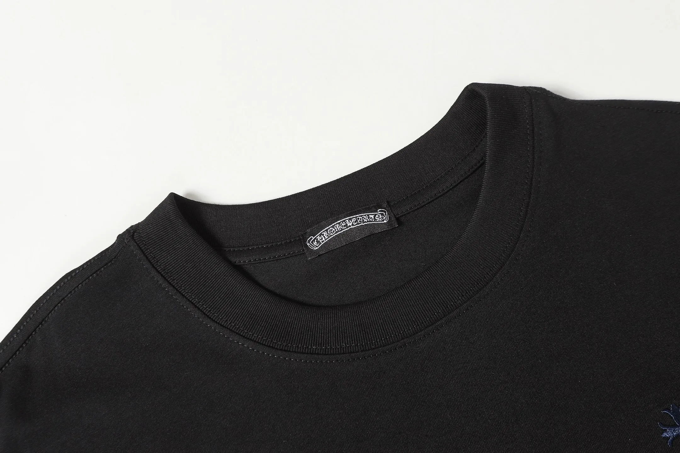 P180 Chrome Hearts CH Chrome Hearts Heavy Industry Horseshoe Sanskrit appliqué embroidered short-sleeved T-shirt Use imported Tajima machine embroidery Correctly configured Black 2025 Chrome Hearts nylon bag authentic packaging 260 grams of custom-dyed double-yarn cotton Large version Loose and stylish Differentiated from low version slim and long version The upper body pulls the hips 100% commitment: top quality Do not make fast food The highest version on the market Top quality - different from the ordinary versions in the market If you care about quality You must also respect the price. Absolutely zero after-sales service. The return rate so far is 0. It’s hard not to love the style. - 260g custom-dyed double yarn fabric. - Correct high-density main mark, washed tag, hand-sewn.